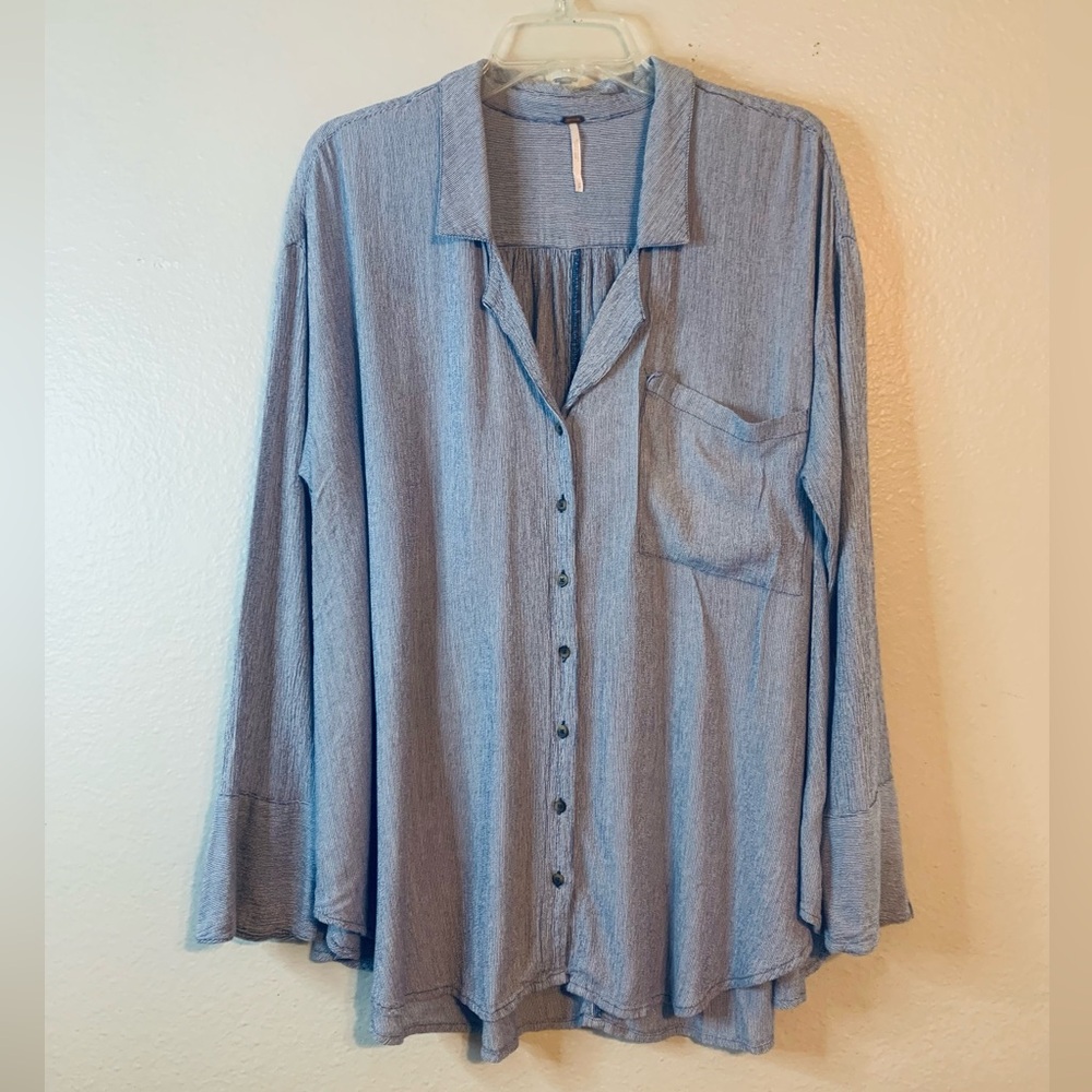 Free People Women’s Light Blue Oversized Pinstripe Button-Up Shirt. Size M - Picture 8 of 9